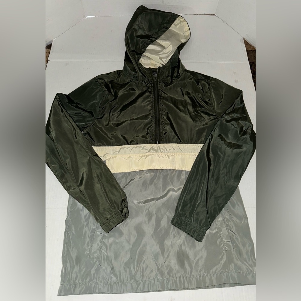 Beautiful Giant Boy’s Windbreaker Size large Lightweight Olive Green EUC